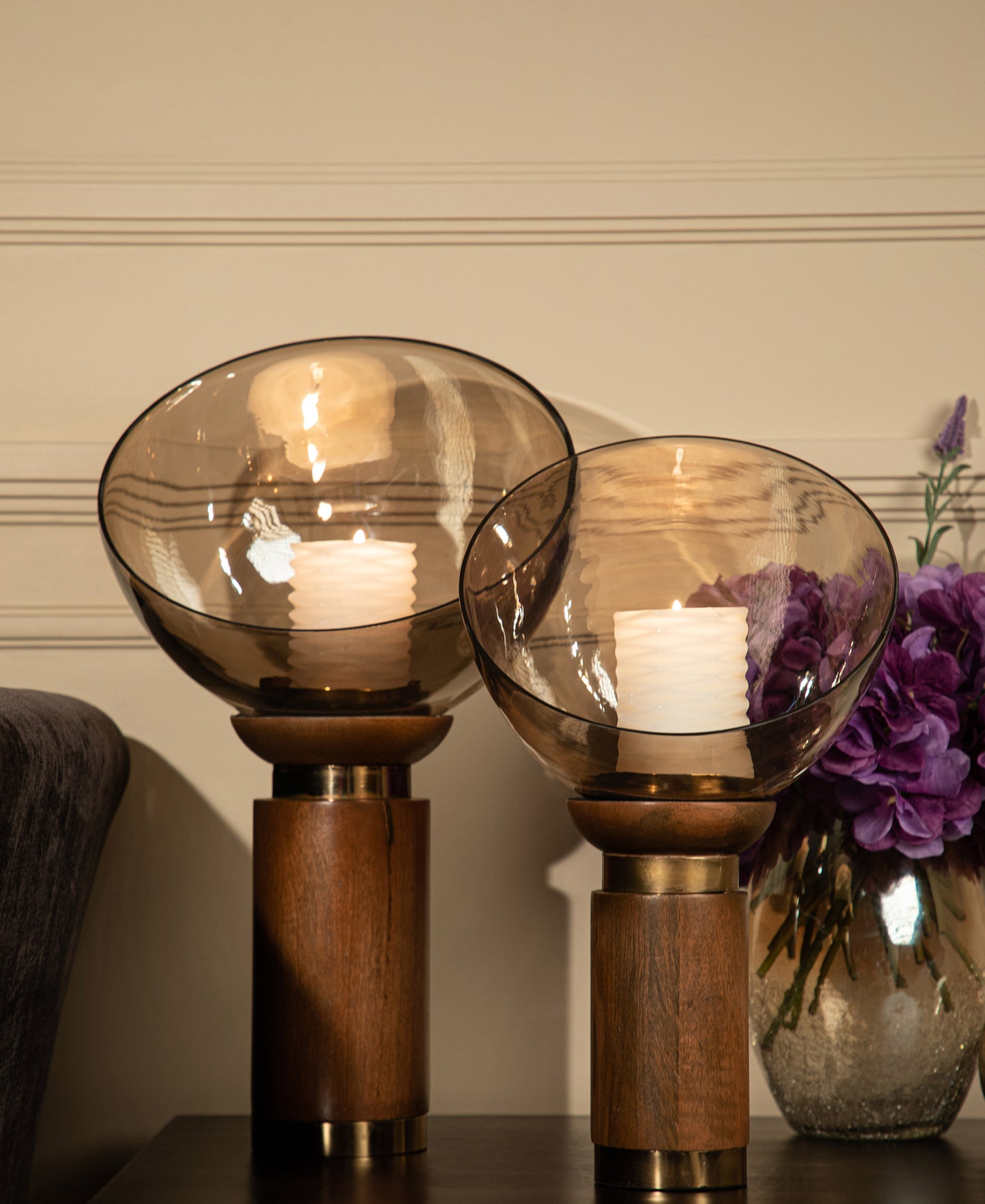 These candle stands combine the transparency of glass with the warmth of wood, creating a perfect balance between nature and design.