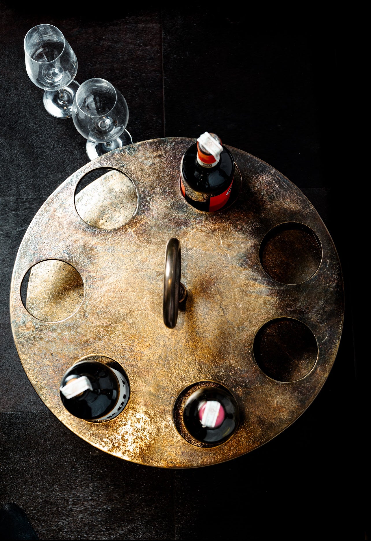 Display your wine collection in style with our Vino Orbit Holder ,designed to hold up to 7 bottles. Crafted from durable metal with a sleek and modern aesthetic, this wine holder is both a functional storage solution and an eye-catching piece of decor.