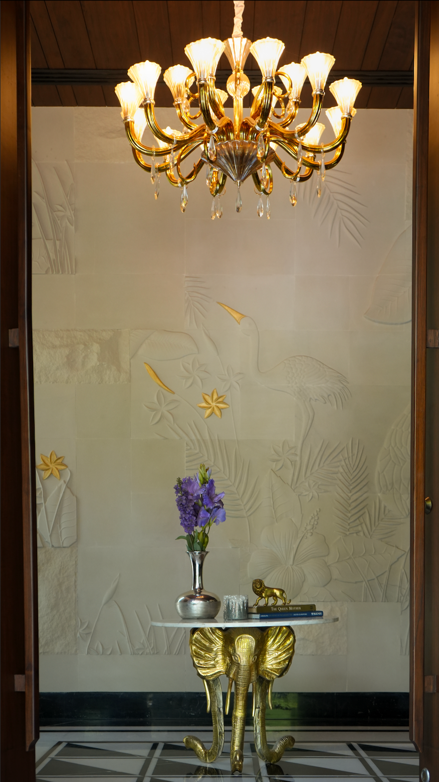 Our magnificent foyer table, a true testament to luxury and sophistication. Crafted with meticulous attention to detail, this extraordinary piece features a stand adorned with three majestic elephant faces, expertly crafted from aluminum and coated with a lustrous brass polish.