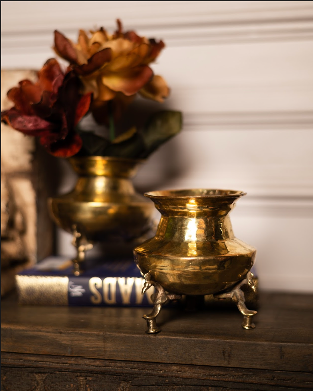 A charming miniature take on the classic Matka Vase, the Laghu Matka is handcrafted in pure brass with a warm golden sheen. Resting on delicately sculpted legs, it brings a playful elegance to the timeless matka form