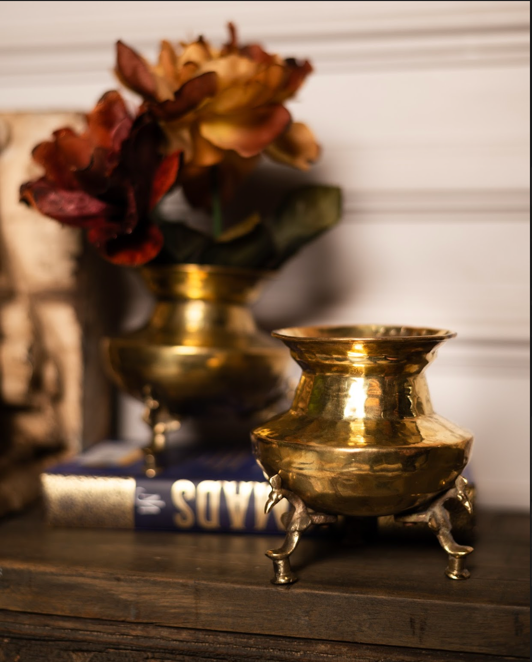 A charming miniature take on the classic Matka Vase, the Laghu Matka is handcrafted in pure brass with a warm golden sheen. Resting on delicately sculpted legs, it brings a playful elegance to the timeless matka form