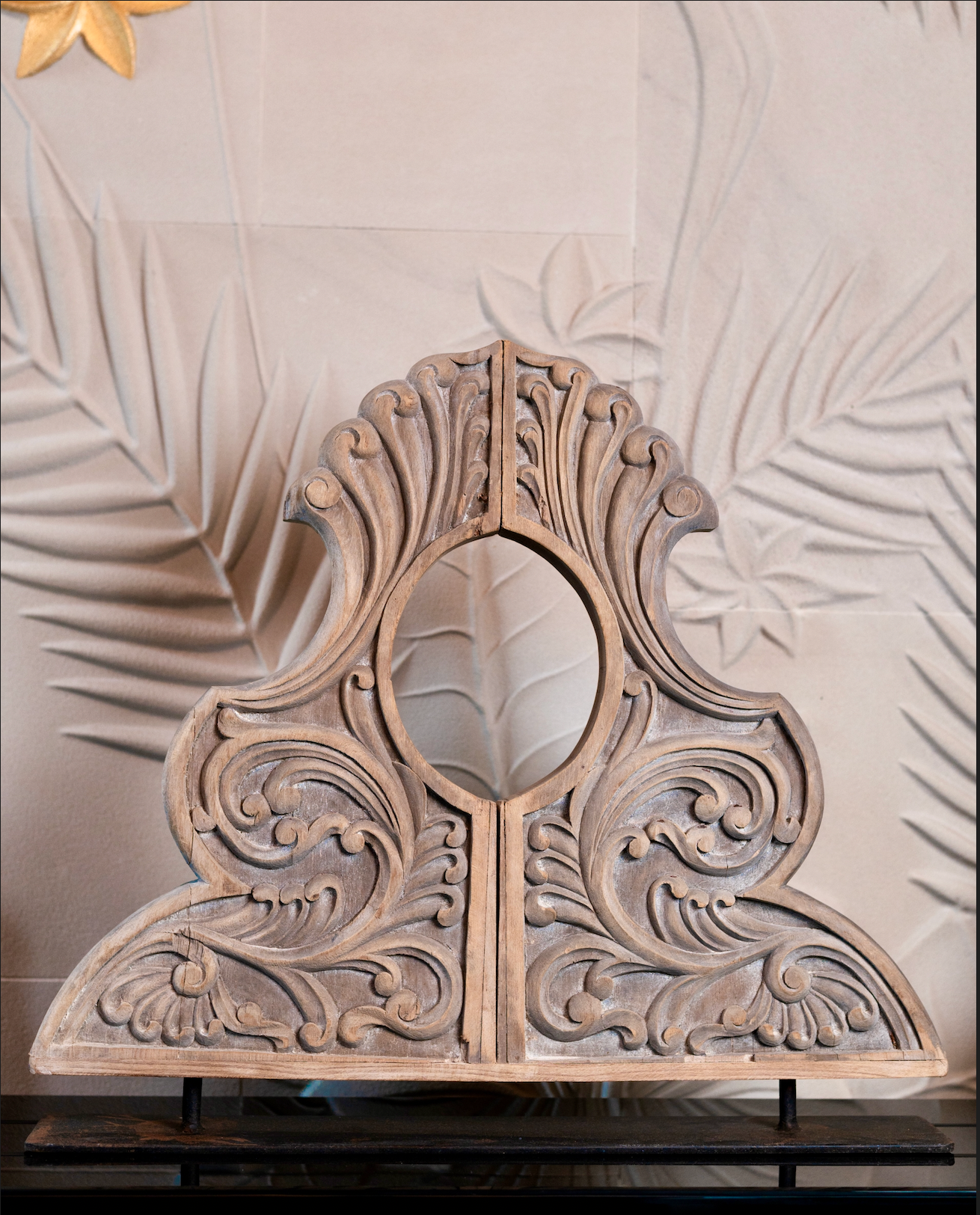 Hand-carved from reclaimed wood, its intricate swirling patterns echo the grandeur of temple and haveli architecture. Traces of blue-green (teal) pigment, derived from plant-based colour.