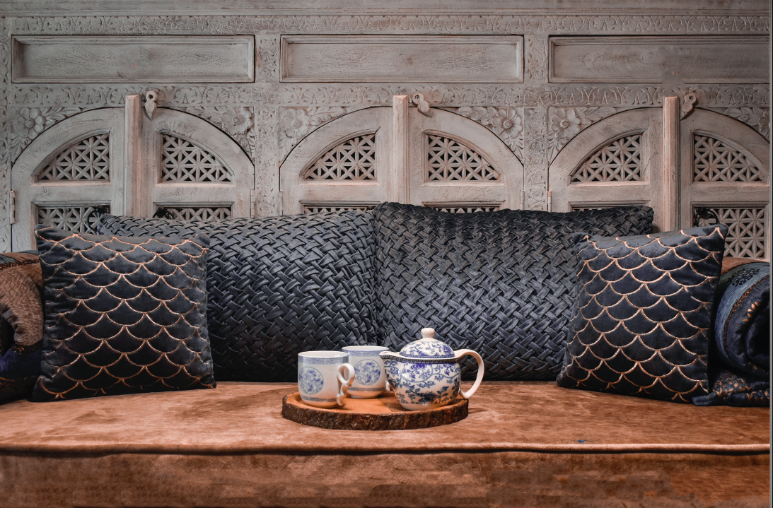 With a Beautiful and subtle blue, The Jibe Cushion is made with cotton velvet sporting an interlocking pattern of sorts. 40 x 60 cm