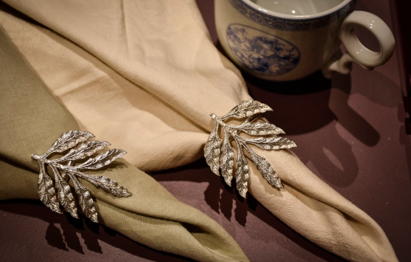 Brass Petal Napkin Rings A Set of 6 Gorgeous Napkin Rings, Made of 100% Brass, Moulded in shape of Petals With a Gold & Silver Finish.