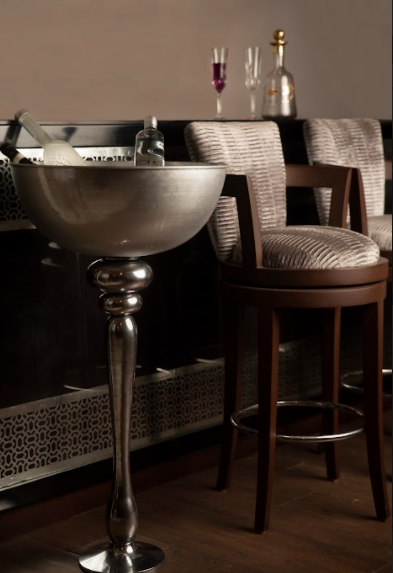 Made of Aluminium, the the Semi Dome rests on a tall stand, With a holding capacity of upto 7 bottles.