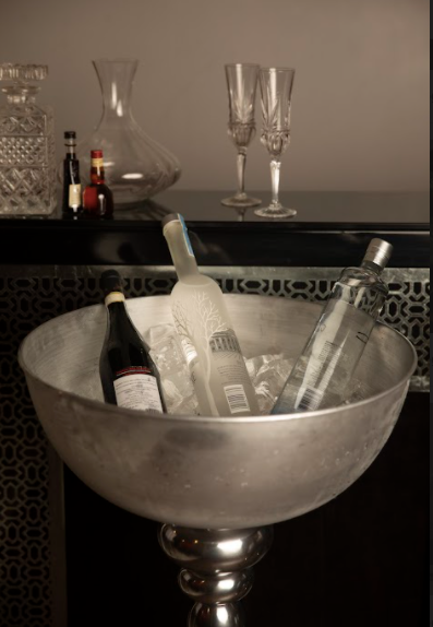 Made of Aluminium, the the Semi Dome rests on a tall stand, With a holding capacity of upto 7 bottles.