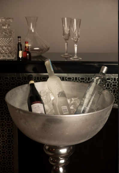  Made of Aluminium, the the Semi Dome rests on a tall stand, With a holding capacity of upto 7 bottles.