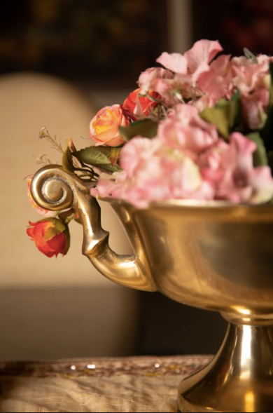 Made with brass, this brass centrepiece has a beautifully crafted handle detail on either side of the bowl.