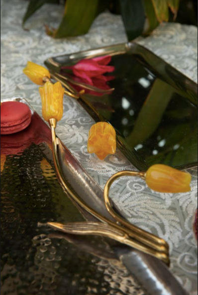 Made of Metal With a yellow lily detail.Available in small & large sizes. 