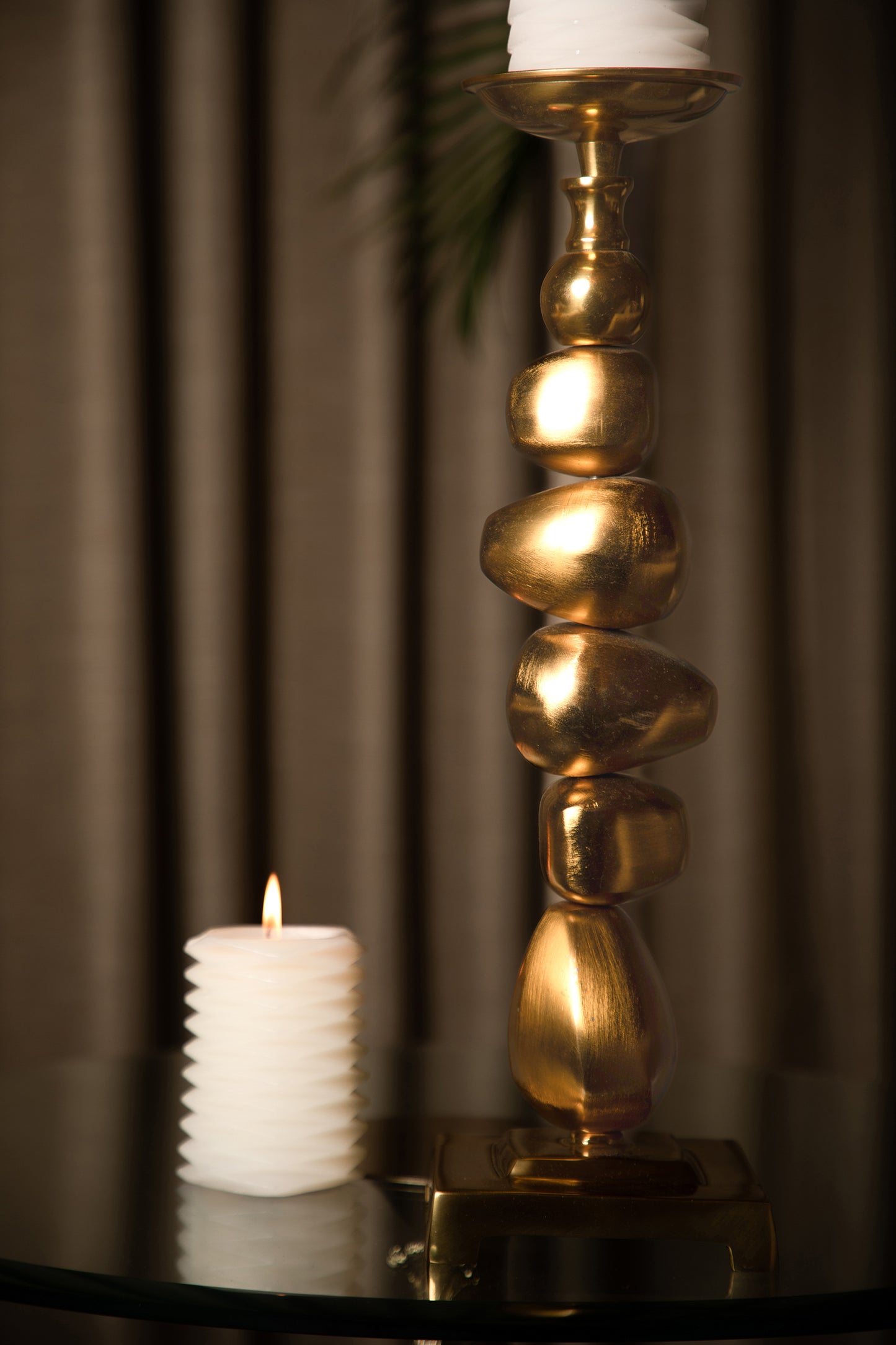 These candle stands draw inspiration from the smooth, tranquil shapes of pebbles found in nature.
