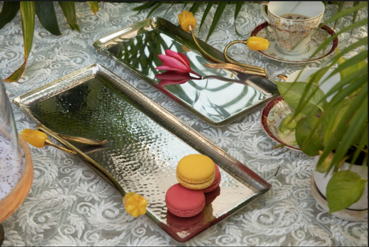 Introducing the Elegant Entertaining Bundle—the perfect addition to elevate your dining experience! This bundle features our beautifully crafted Lily Tray Set, Paired with a set of exquisite Sphere Thread Napkin Rings