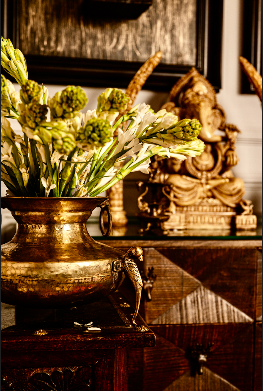 Antique Brass Matka Vase  Enhance your home with the timeless beauty of our Antique Brass Matka Vase, featuring exquisite bird detailing on the handles. Handcrafted by skilled artisans, this vase blends tradition with elegance, making it perfect for displaying fresh blooms, dried arrangements, or as a striking standalone piece. 