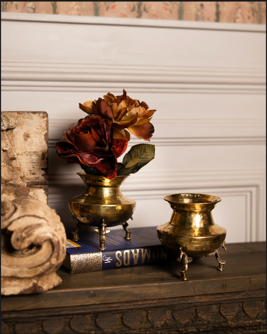 A charming miniature take on the classic Matka Vase, the Laghu Matka is handcrafted in pure brass with a warm golden sheen. Resting on delicately sculpted legs, it brings a playful elegance to the timeless matka form