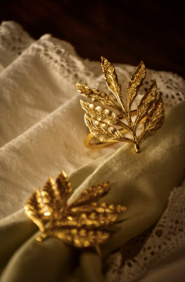 Brass Petal Napkin Rings A Set of 6 Gorgeous Napkin Rings, Made of 100% Brass, Moulded in shape of Petals With a Gold & Silver Finish. 