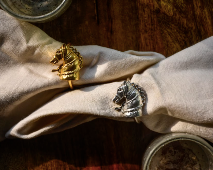Made of 100% Brass, these napkin rings are one of a kind and come in a set of 6, made in Chrome Gole & Silver Finishes.