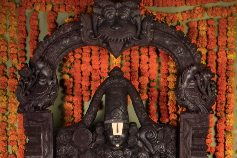 A replica of Lord Tirupati Balaji’s idol in Tirumala, this masterpiece is hand carved using a single piece of the exquisite Sheesham wood.