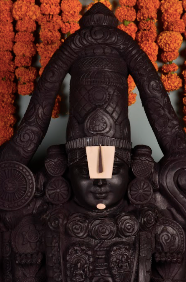 A replica of Lord Tirupati Balaji’s idol in Tirumala, this masterpiece is hand carved using a single piece of the exquisite Sheesham wood.