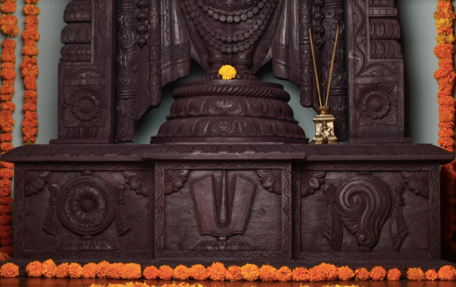 A replica of Lord Tirupati Balaji’s idol in Tirumala, this masterpiece is hand carved using a single piece of the exquisite Sheesham wood.