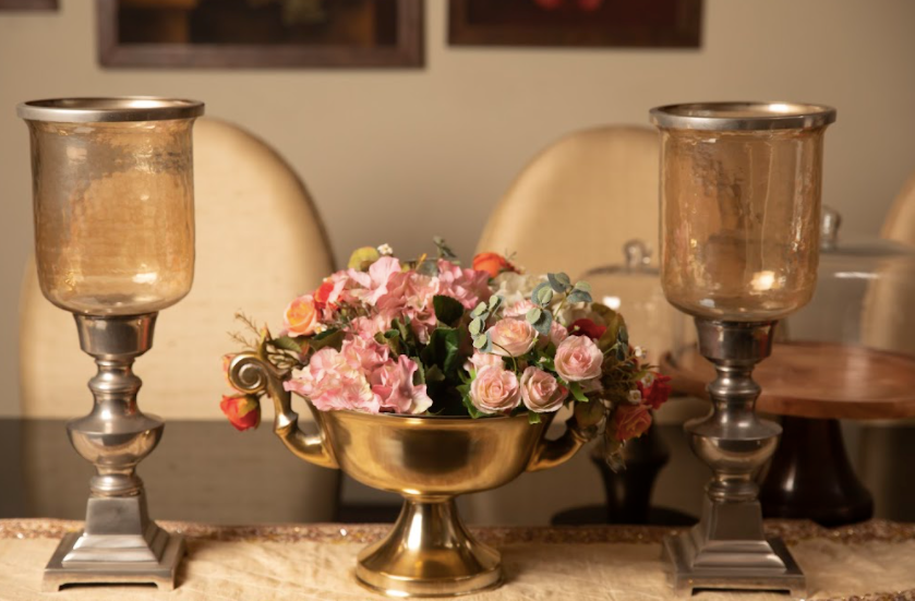  Made with brass, this brass centrepiece has a beautifully crafted handle detail on either side of the bowl.
