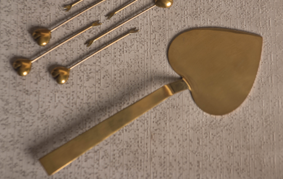 Serve your food with this elegant food server. Available in Gold and Rose Gold Finish.